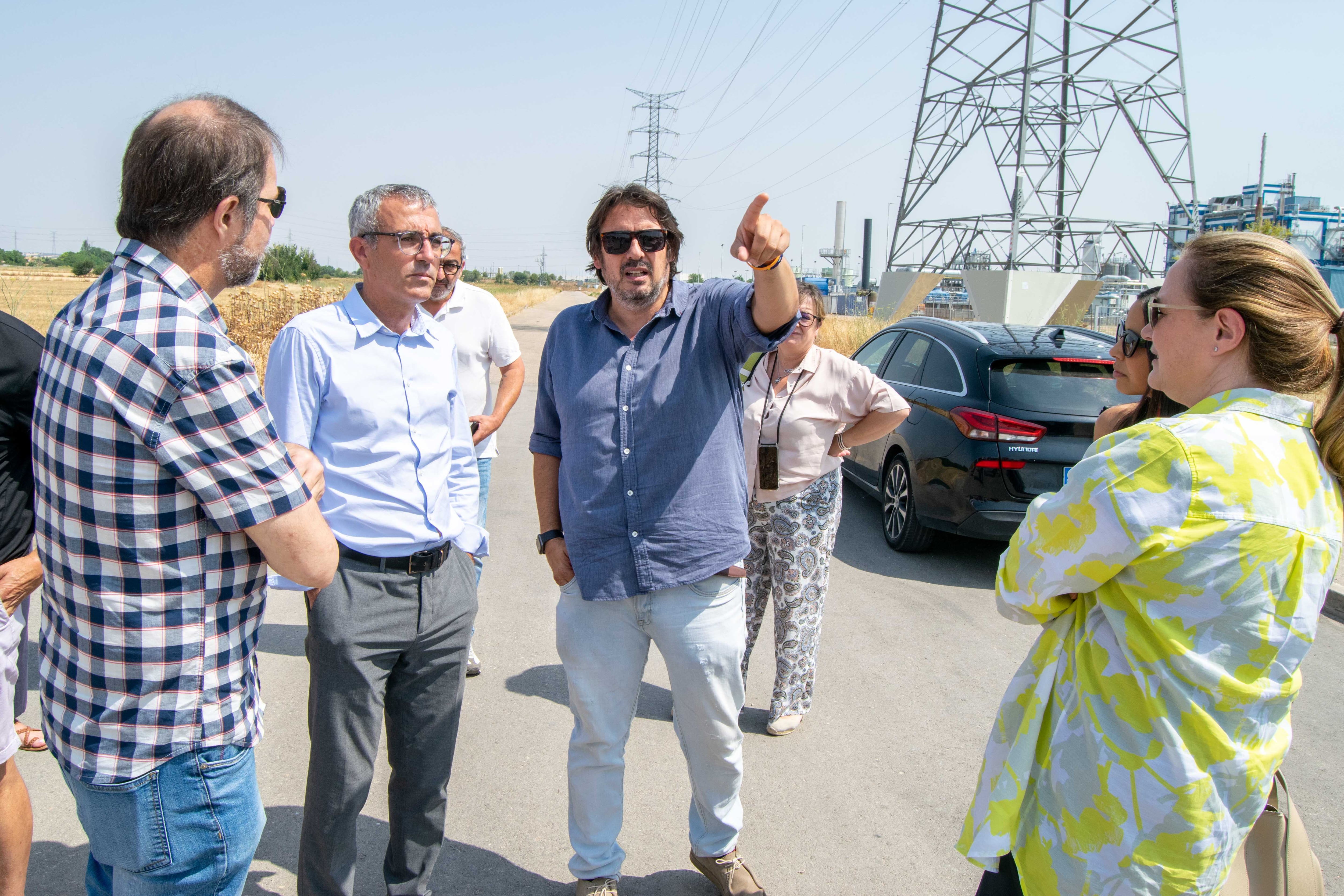 Director de SEPES y alcalde de Marchamalo visitando el polígono industrial