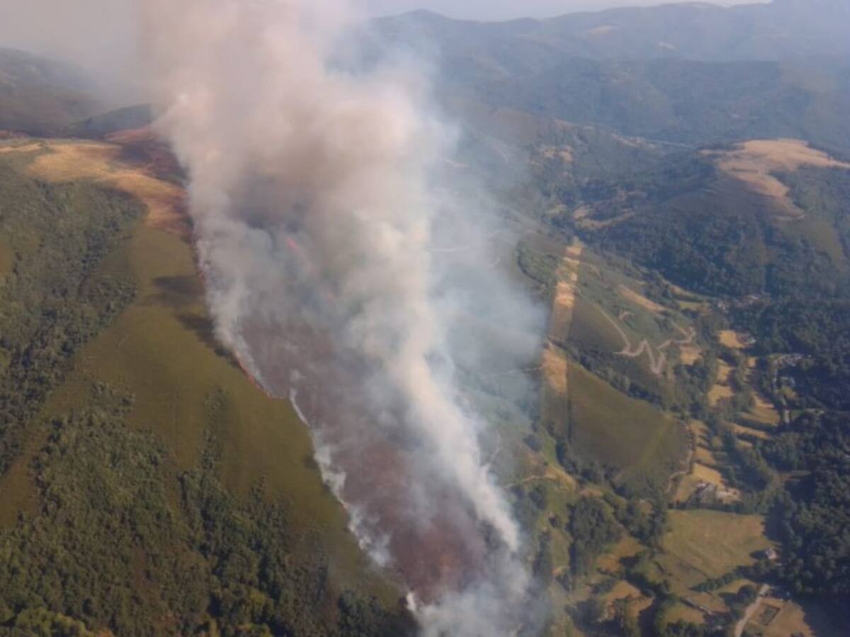 Medios aéreos y terrestres tratan de sofocar un incendio en Balboa