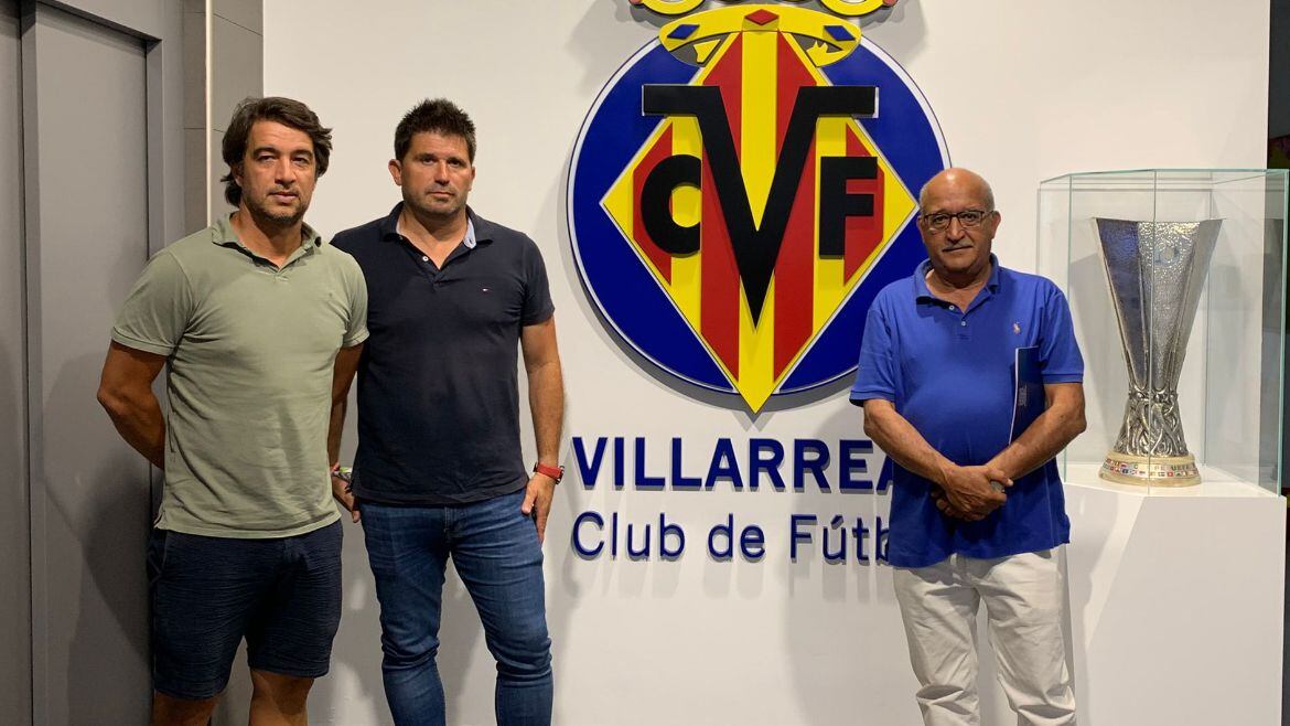 Responsables del Villarreal CF con el presidente del CD Orientación Marítima, Juan Ramón Martín.