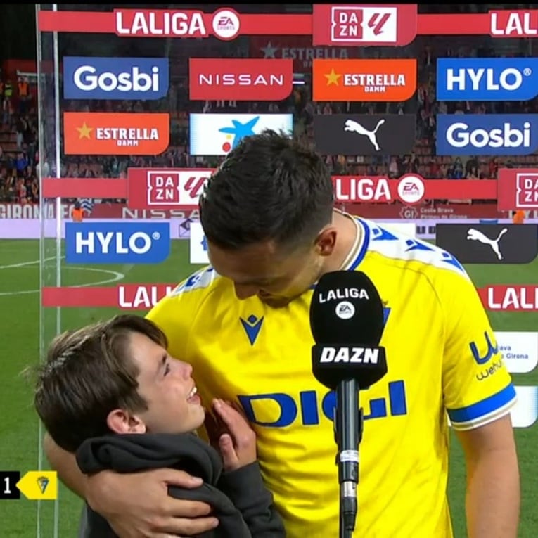 Gonzalo Escalante, junto a un niño aficionado del Cádiz que ha saltado al campo