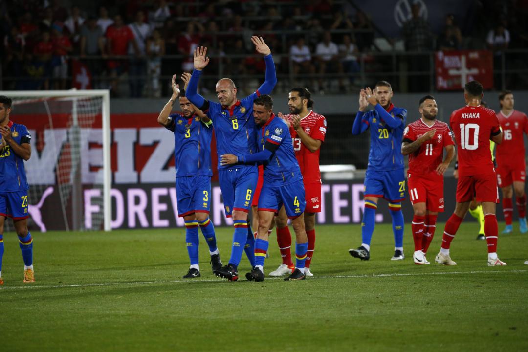 Un emocionat Ildefons Lima rep l&#039;ovació del públic suís al seu darrer partit vestint la samarreta de la selecció andorrana.