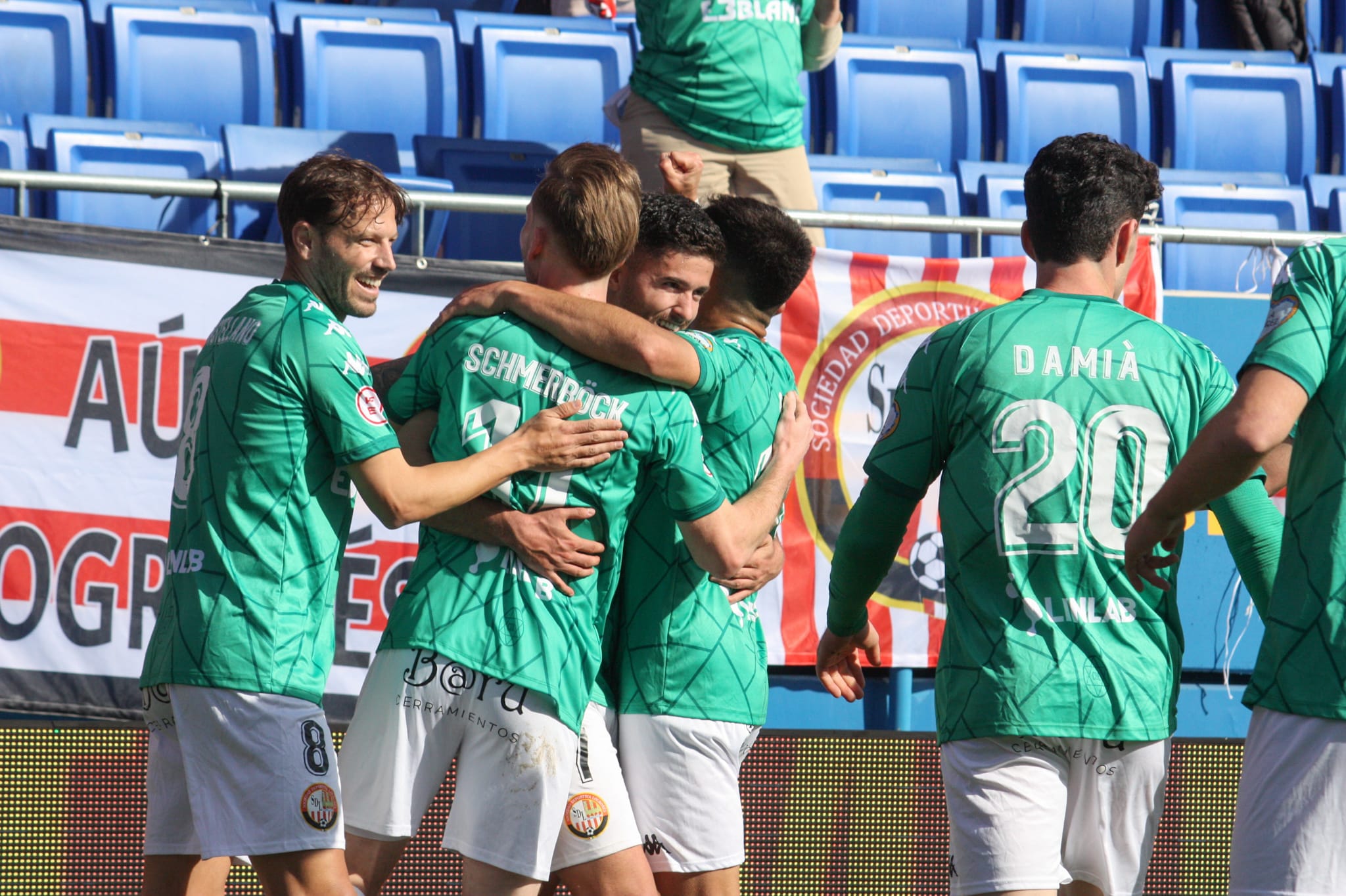 La plantilla blanquirroja celebra el tanto de Jordi Escobar ante el Barça Atlètic / SD Logroñés