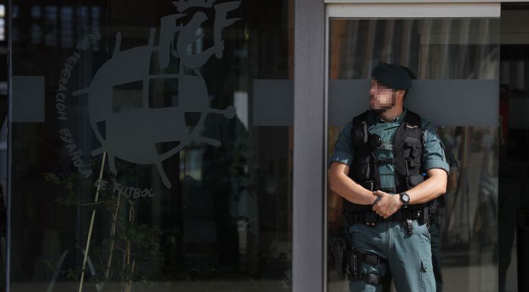 Imagen de un Guardia Civil vigilando las dependecias de la RFEF en Las Rozas