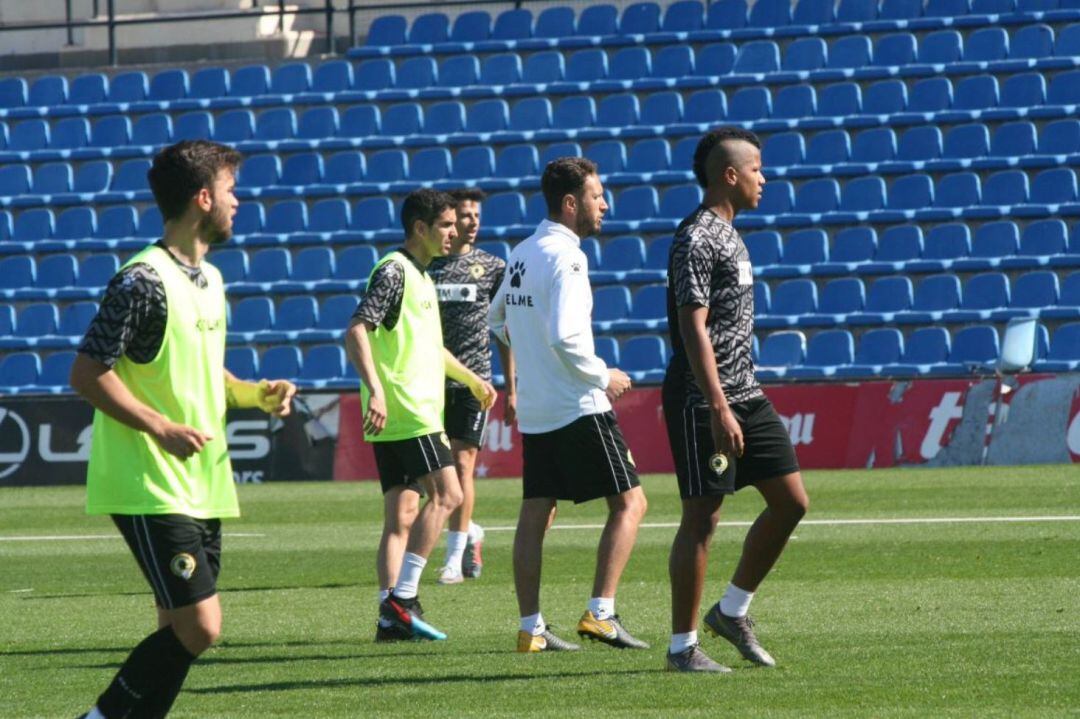 Alvarado, junto al míster y Álvaro Pérez, en un entrenamiento