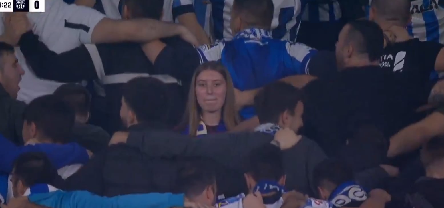 La afición de la Real Sociedad celebra el gol de Becker al Barça en el Reale Arena