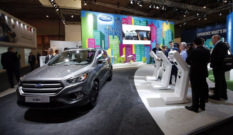 Los asistentes al Mobile World Congress prueban los dispositivos conectados con el coche en el stand de Ford