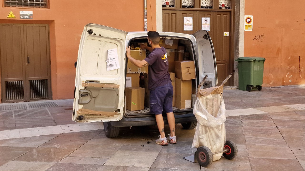 Un trabajador de una empresa de reparto en Granada