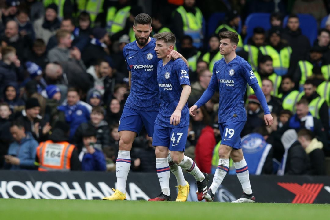 Mason Mount celebra un gol con sus compañeros del Chelsea.