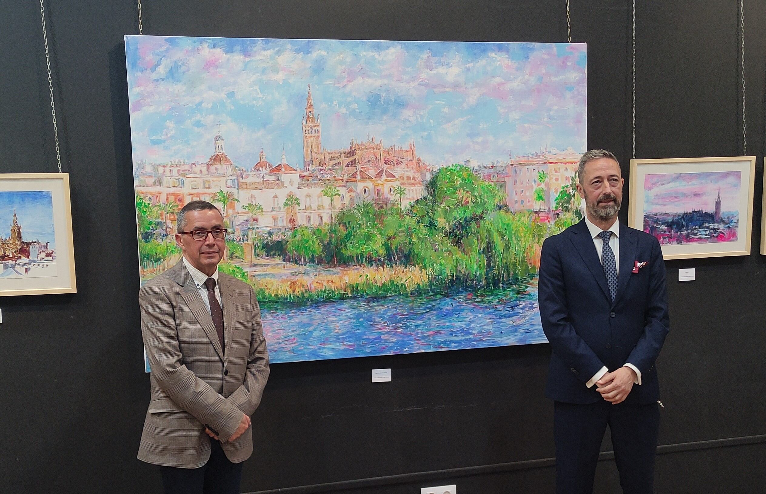 El presidente del Círculo Mercantil, Práxedes Sánchez -a la izquierda-, junto al artista José María Pedernal en la inauguración de su muestra