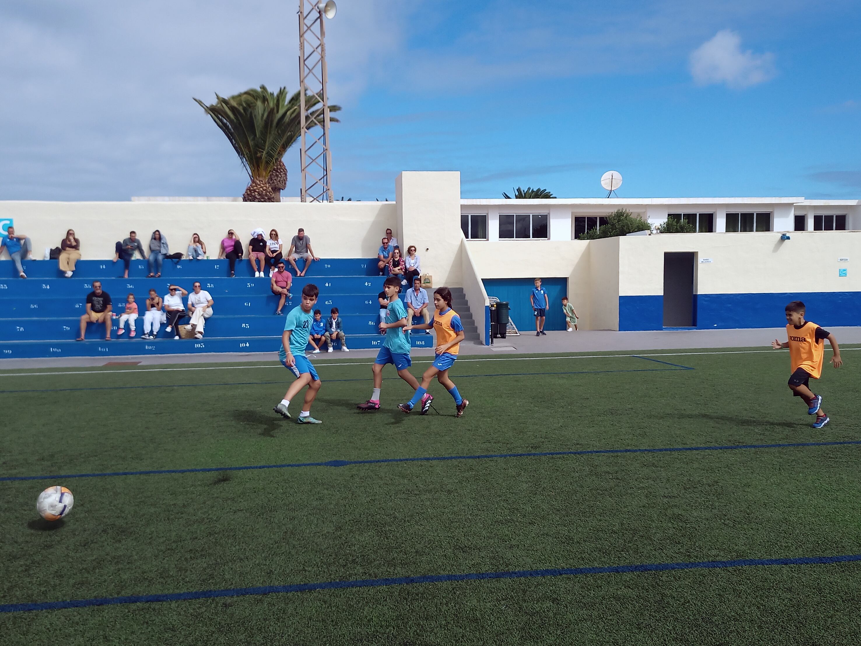 Un momento del partido de fútbol inclusivo entre el Tinajo y el Creciendo de Yaiza.