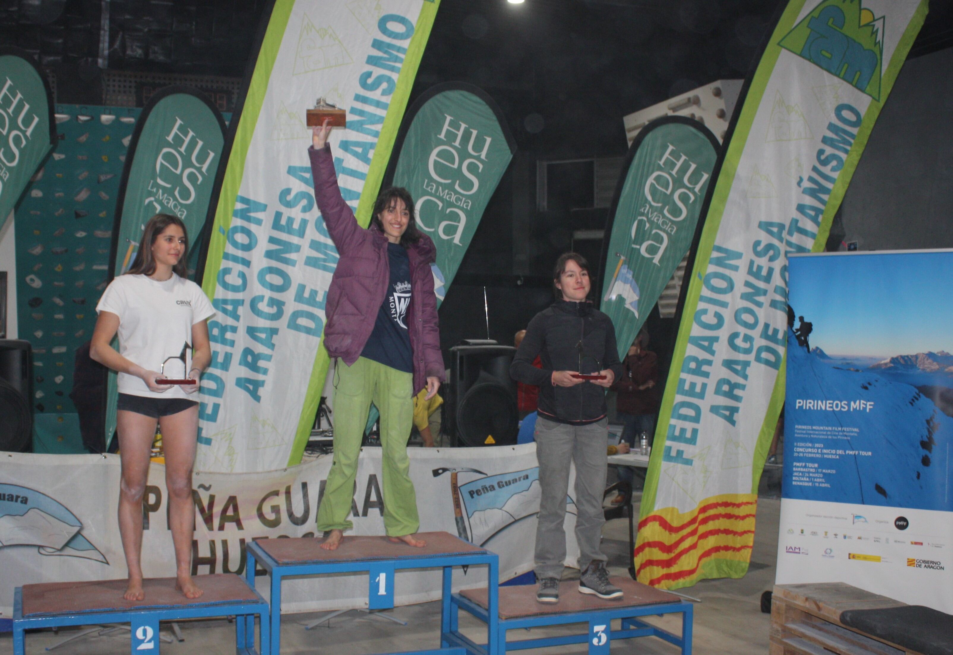 Podio femenino de la competición de escalada en bloque celebrada en Huesca