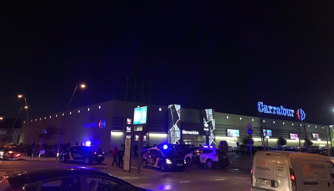 Centro comercial Carrefour de Úbeda durante el desalojo por la amenza de bomba