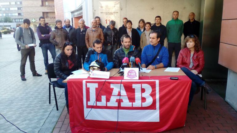 Representantes sindiscales de LAB en el servicio de BOmberos y en SOS Navarra en la rueda de prensa que han ofrecido a la entrada de la antigua Agencia Navarra de Emergencias