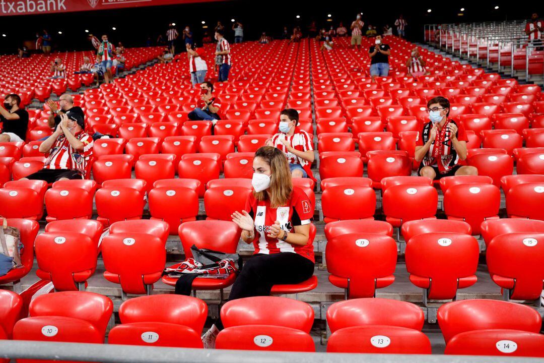 La afición antes del partido de la segunda jornada de LaLiga que enfrenta hoy sábado a Athletic de Bilbao y FC Barcelona en San Mamés.