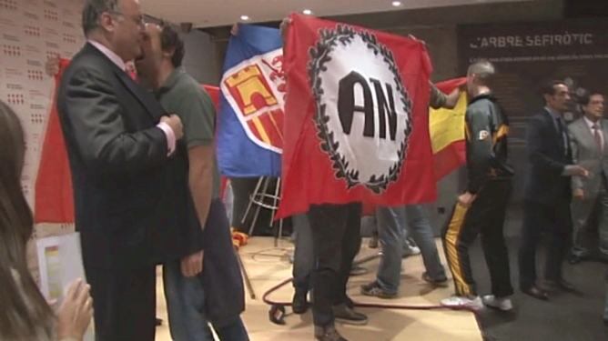 Una instantània del moment de la irrupció del grup feixista a l&#039;acte a la Delegació del Govern de la Generalitat a Madrid