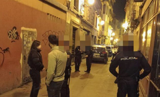 Un total de 22 jóvenes fueron sorprendidos este fin de semana de la Cincomarzada en Zaragoza en dos fiestas ilegal