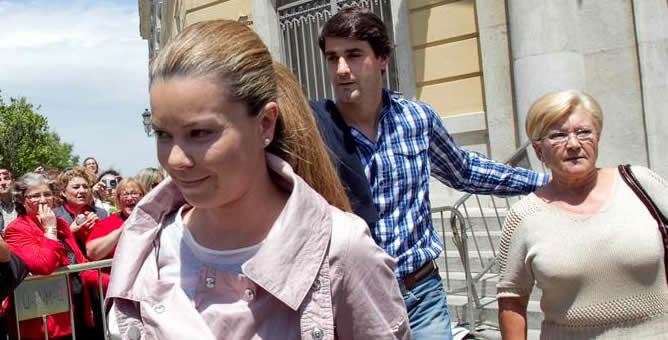 María José Campanario, su marido el torero Jesús Janeiro &quot;Jesulín de Ubrique&quot;, y su madre, Remedios Torres abandonando la Audiencia Provincial de Cádiz, que este lunes ha condenado a María José Campanario y a su madre a un año y once meses de cárcel por d