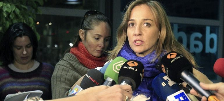 GRA216. RIVAS VACIAMADRID (MADRID), 07/01/2015.- La diputada autonómica de IU Tania Sánchez, candidata de IU a la Comunidad de Madrid en las elecciones de mayo, atiende a los medios de comunicación con motivo de su comparecencia hoy en la comisión que investiga supuestas irregularidades en contratos municipales de la localidad madrileña de Rivas, entre otros asuntos, la concesión de contratos municipales a la cooperativa Aúpa -que recibió entre 2002 y 2008 catorce contratos por cerca de 1,2 millones-, en la que participaba un hermano suyo. EFE/Víctor Lerena