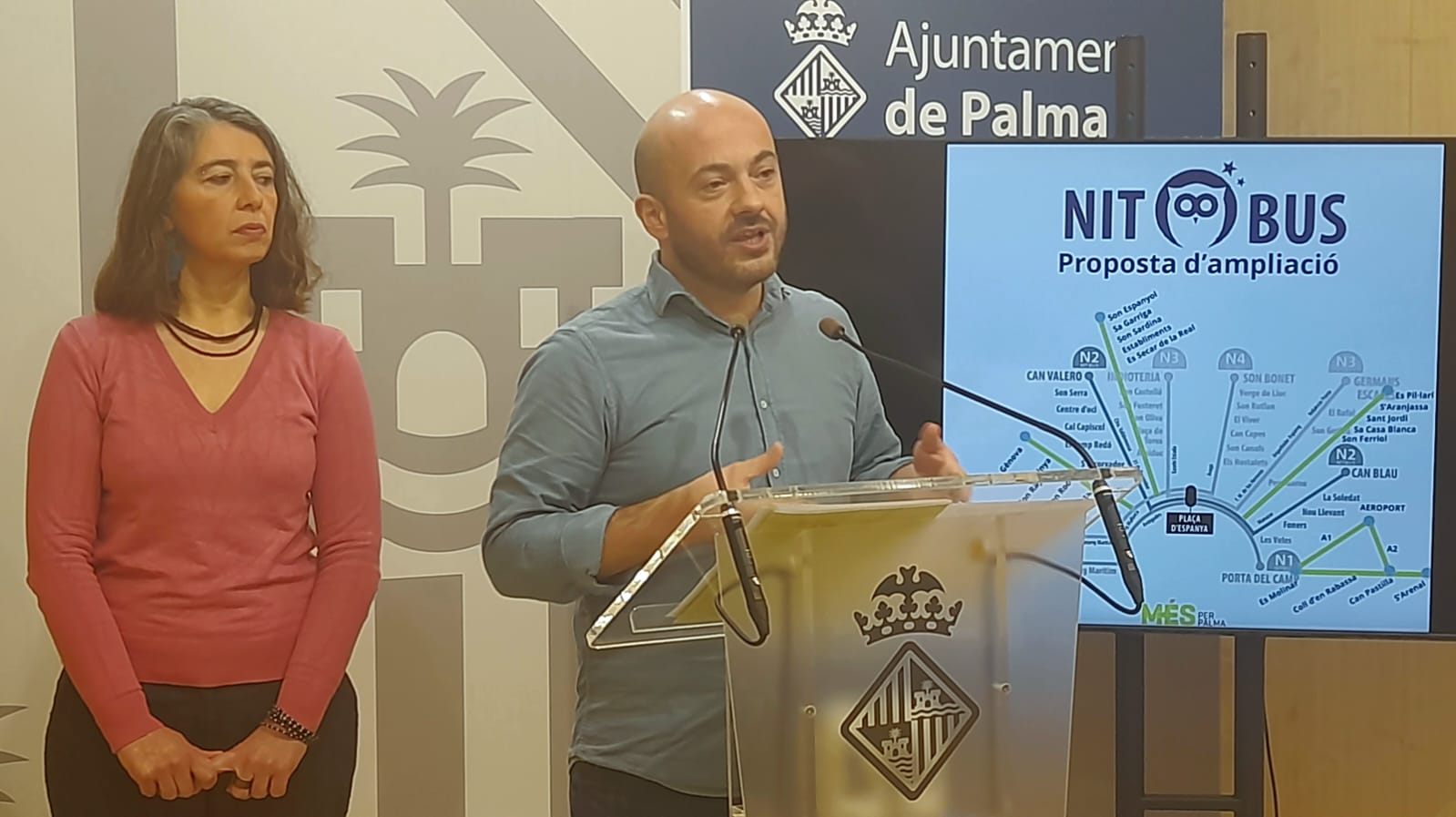 Neus Truyols y Miquel Àngels Contreras, de Més per Palma, presentan su propuesta de mejora del servicio de Nit Bus