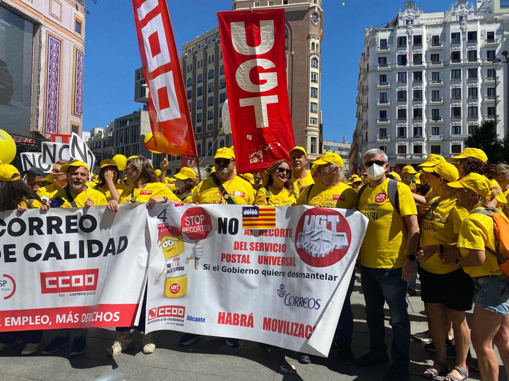 UGT y Comisiones Obreras se han concentrado este miércoles en Madrid para protestar contra la precarización de la plantilla de Correos.