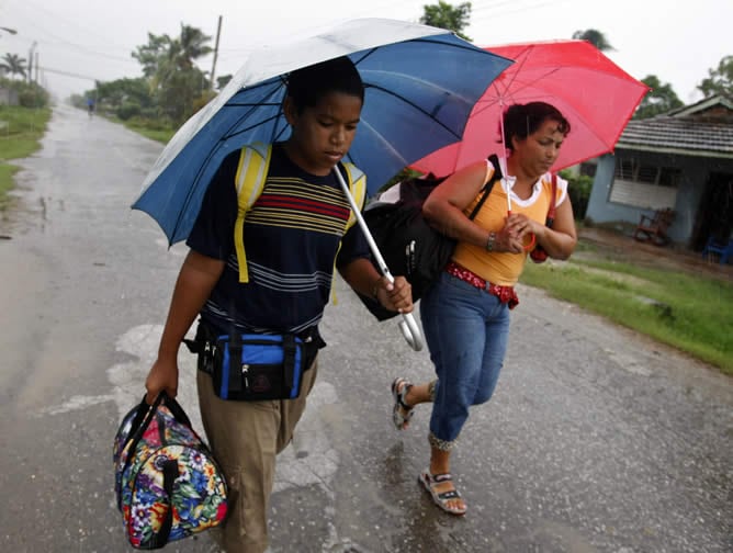 La población se traslada a refugios habilitados ante la llegada de &#039;Paloma&#039; en Santa Cruz del Sur, Camaguey, Cuba