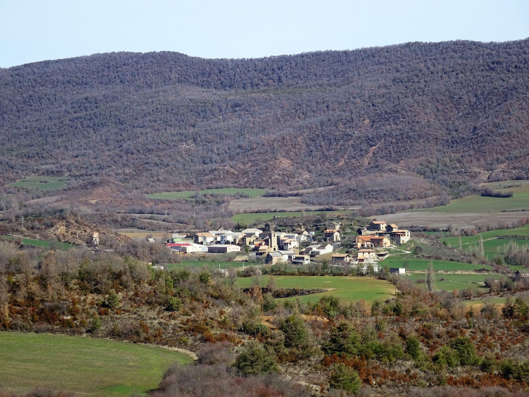 Abena en la comarca de la Jacetania a 876 metros de altitud en el valle de su nombre, entre campos de cultivo bajo la presencia de Peña Oroel.(Foto:facebook)