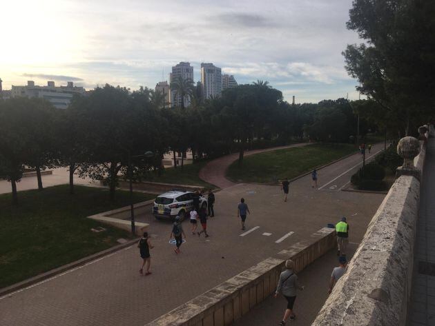 Deportistas salen a correr por el Jardín del Turia el primer día del establecimiento de horarios para poder salir a la calle tras casi 50 días de confinamiento