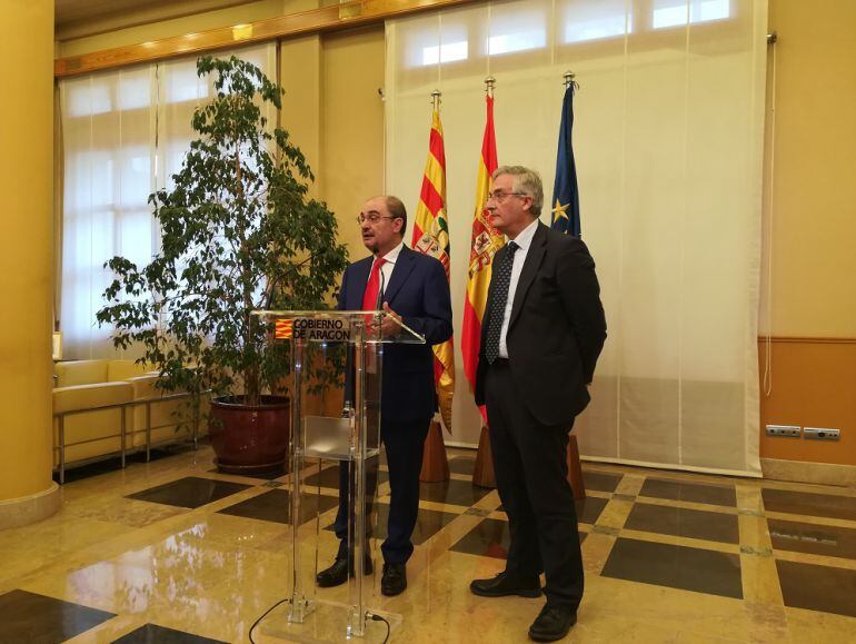 El presidente de Aragón, Javier Lambán, y el consejero de Desarollo Rural, Joaquín Olona 