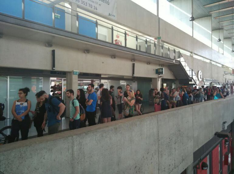 Usuarios de Cercanías haciendo cola en la estación de trenes de Castellón para conseguir un asiento en los buses lanzadera.