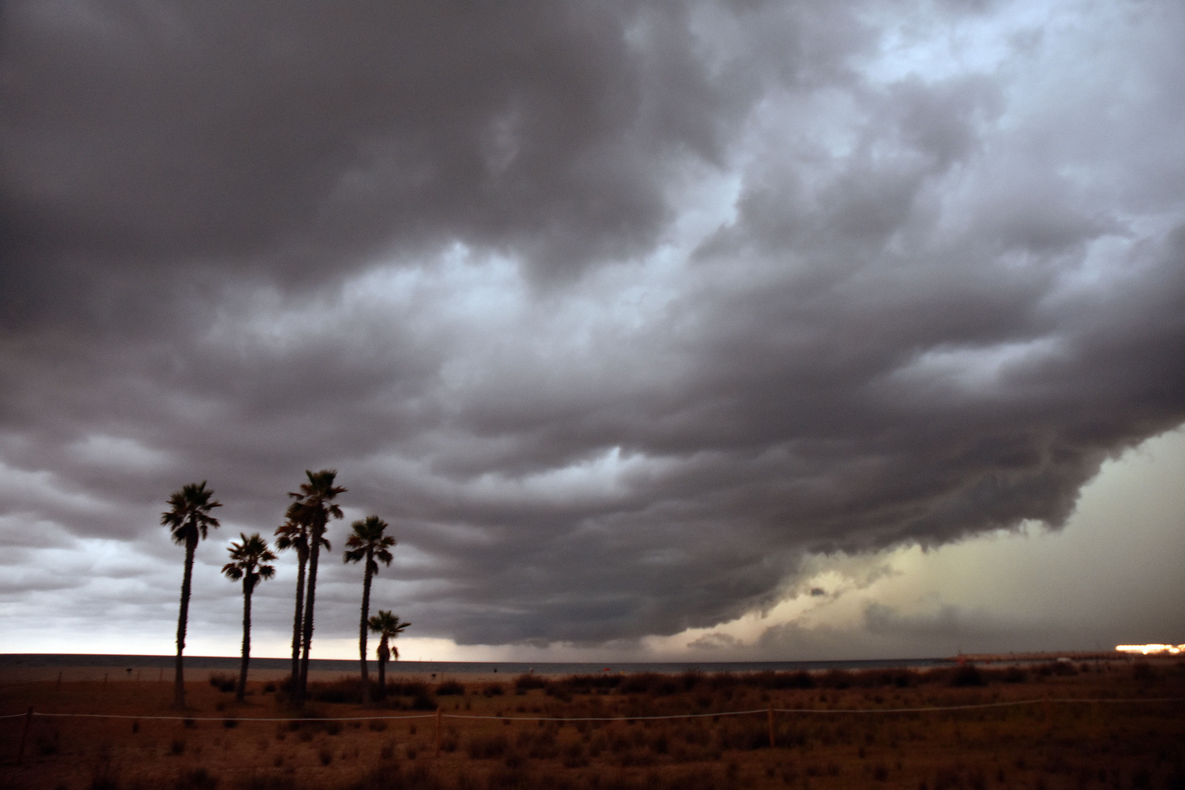 Los cielos nubosos continúan este lunes en España e irán acompañados de precipitaciones en algunos puntos.