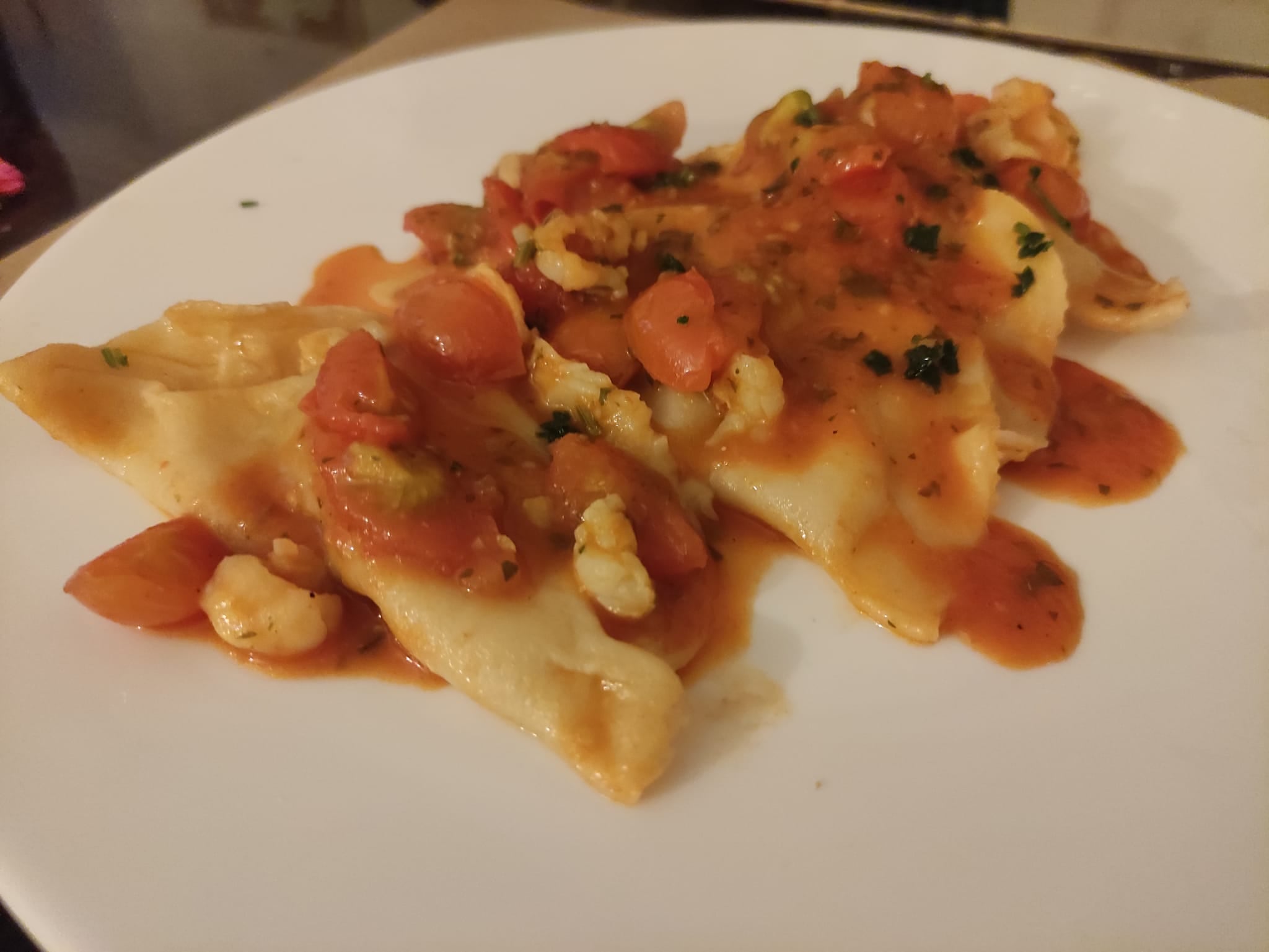 Panzerotti de marisco, tomate fresco y eneldo