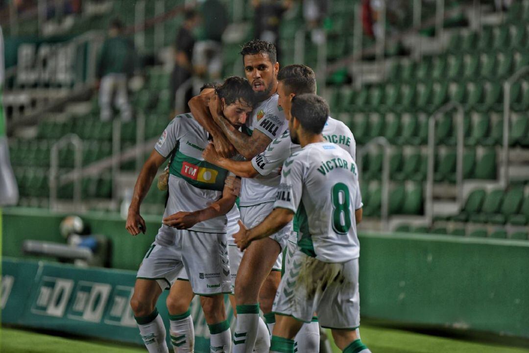 Los jugadores del Elche celebran el gol de Pere Milla