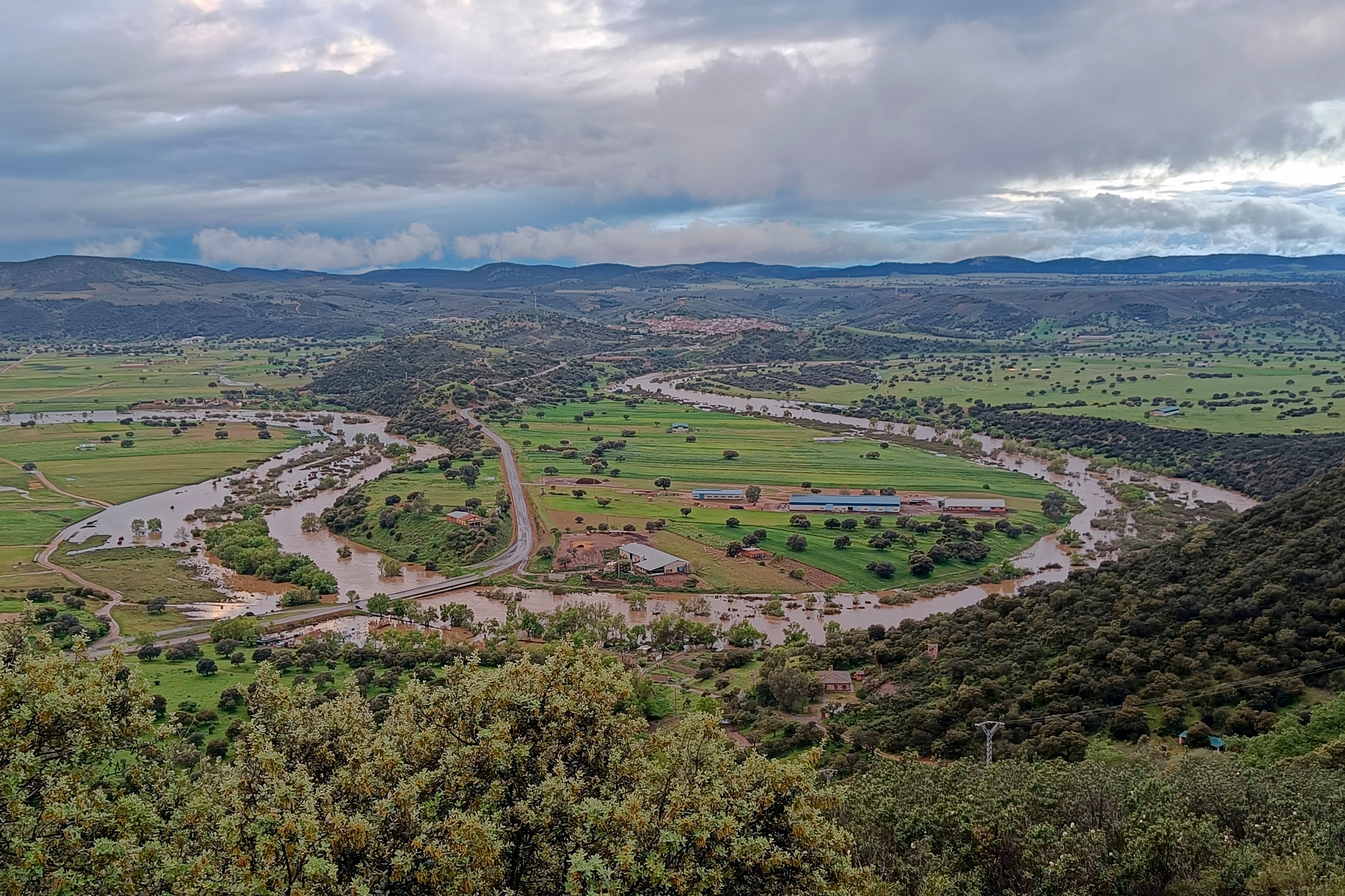 Puebla de Don Rodrigo (Ciudad Real), 31 mar (EFE).- El río Guadiana ha alcanzado un caudal de agua de 441,44 metros cúbicos por segundo (m3/s) a su paso por el municipio de Puebla de Don Rodrigo, en la provincia de Ciudad Real, que es la mayor crecida registrada en este punto desde que la Confederación Hidrográfica del Guadiana (CHG) realiza mediciones automáticas del cauce del río.  EFE/ Beldad
