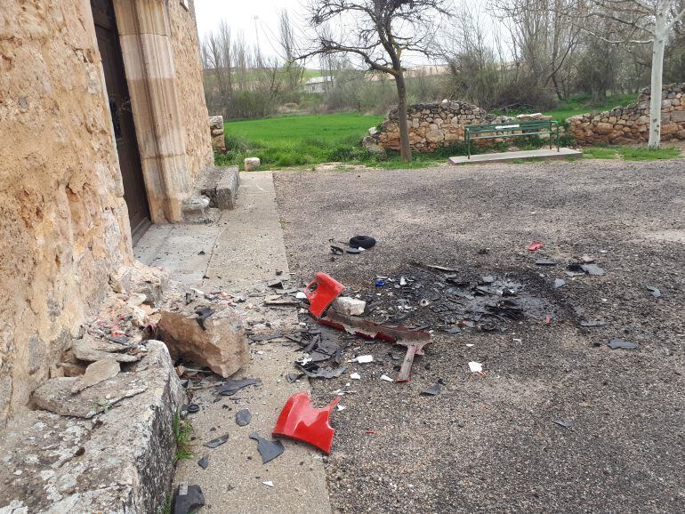 Restos del vehículo accidentado en la colisión con la ermita.