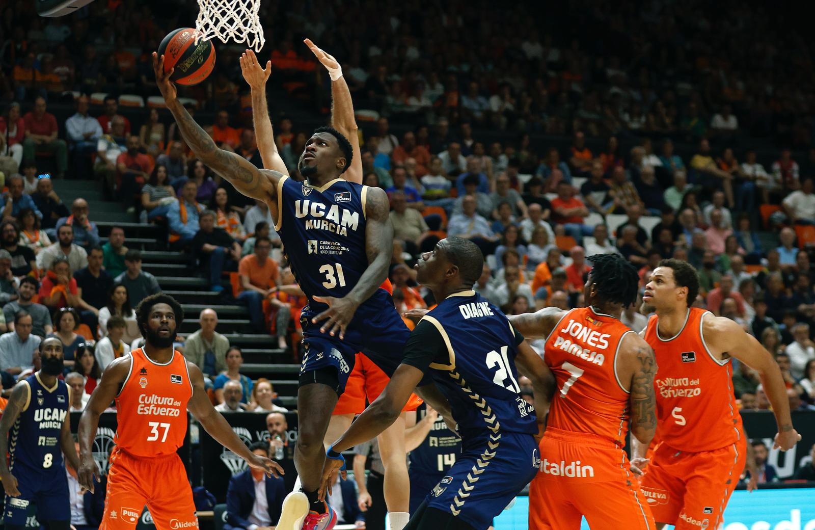 Dylan Ennis anota un punto en La Fuente de San Luis con UCAM Murcia