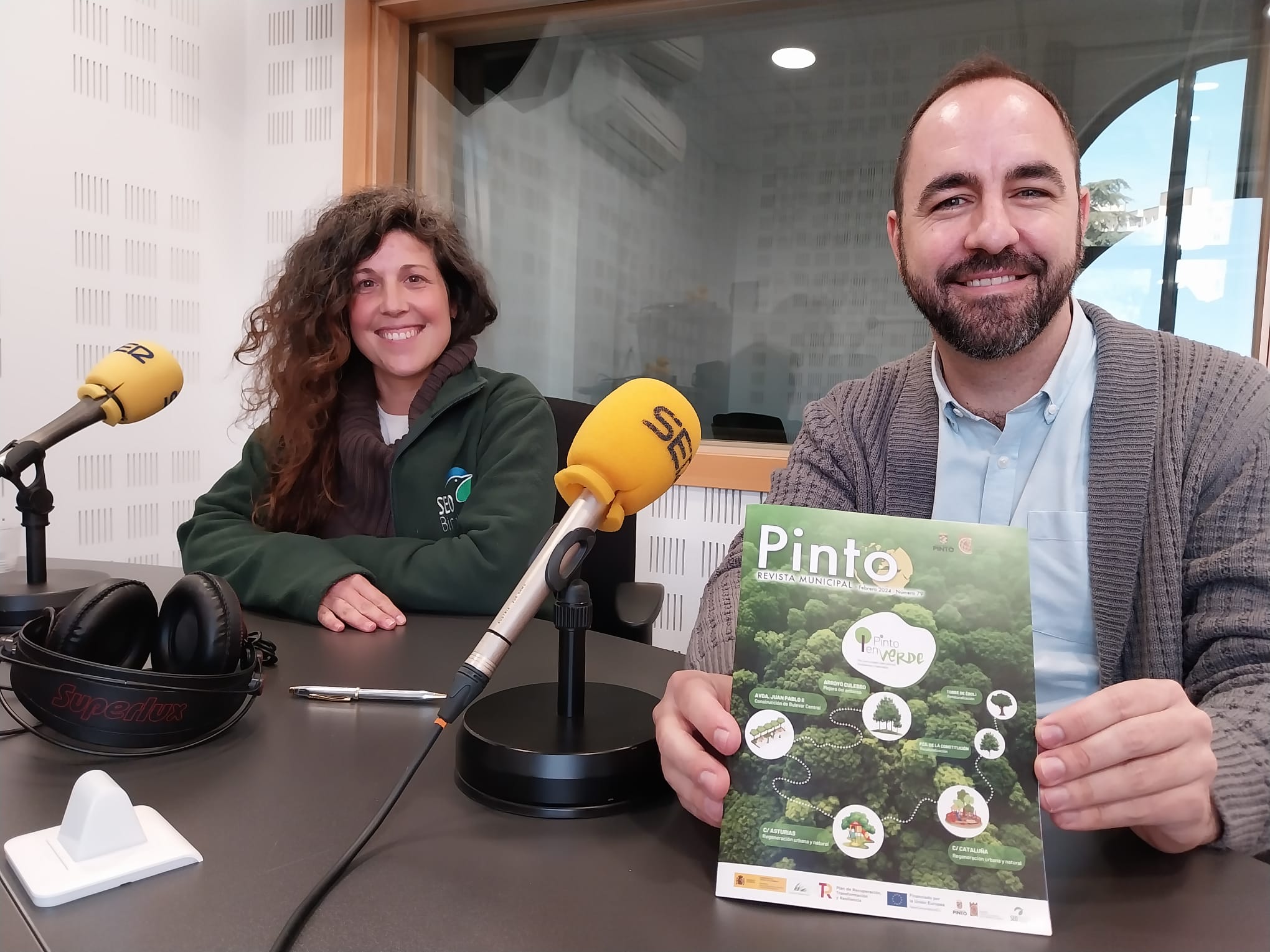 David de Pedro, concejal Delegado de Planificación y Coordinación de Pinto, y Esther Murciano, de SEO Birdlife, en los estudios de SER Madrid Sur.