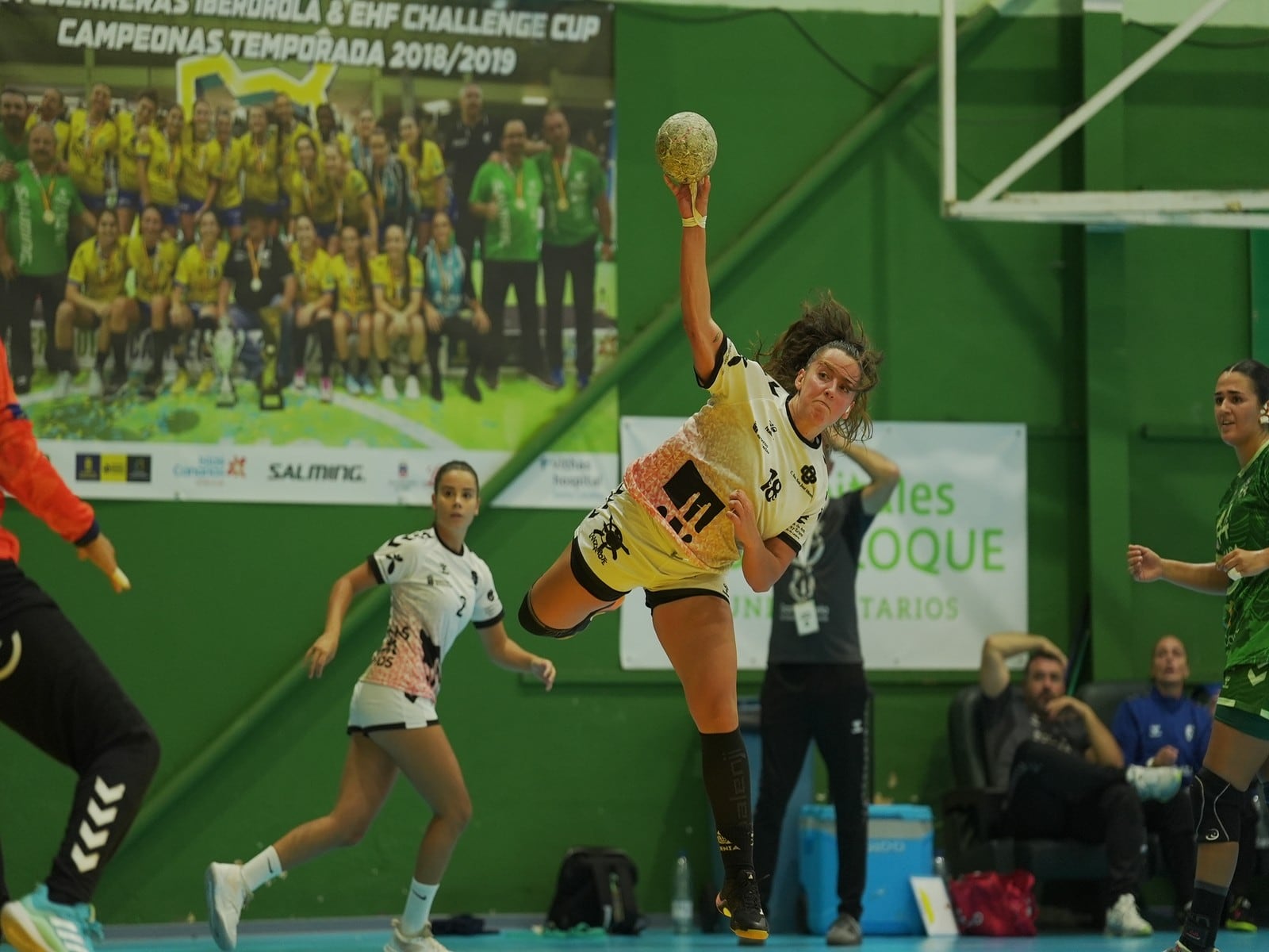 Lanzamiento del CICAR Lanzarote Ciudad de Arrecife en la final de la Copa de Canarias frene el Rocasa.