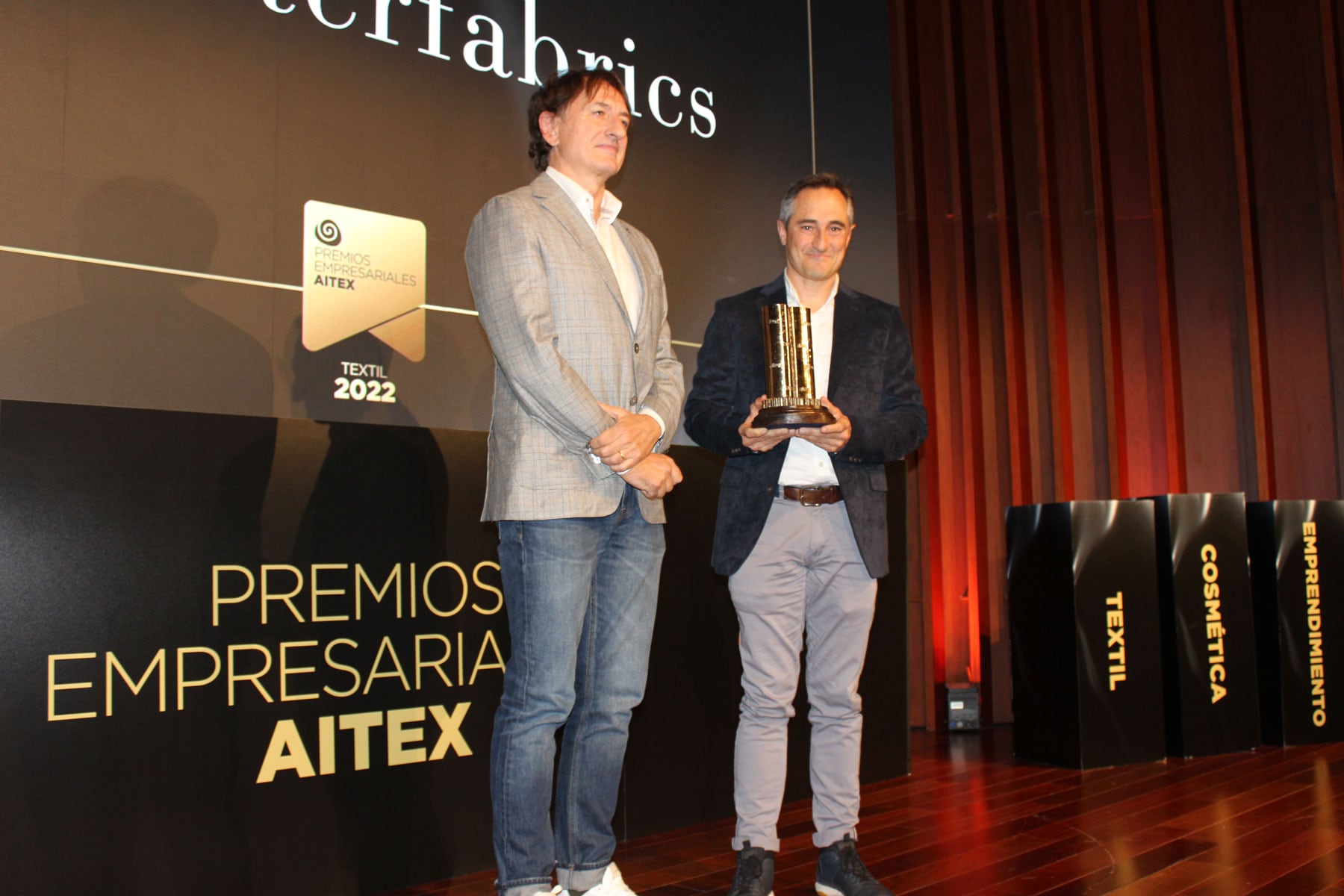 German Bataller, en representación de Interfabrics, con el galardón de ganador de la modalidad textil, junto al presidente de AITEX, León Grau