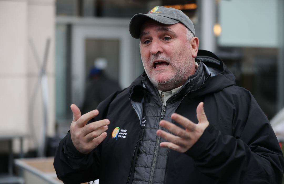 El chef asturiano y residente en Estados Unidos José Andrés habla con la prensa sobre la actuación de su fundación, World Central Kitchen, durante la pandemia.