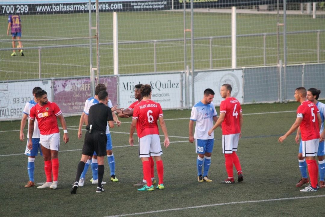 Los jugadores del Hércules ante Prat