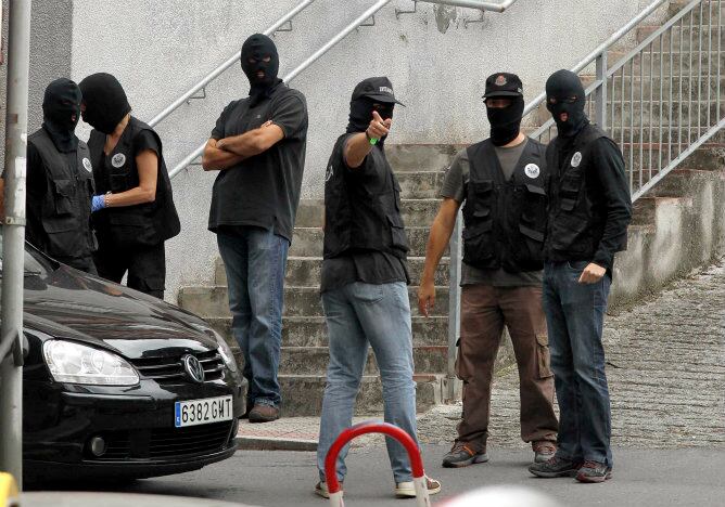 Agentes de la Ertzaintza durante el operativo de arresto de Imanol González Pardo.