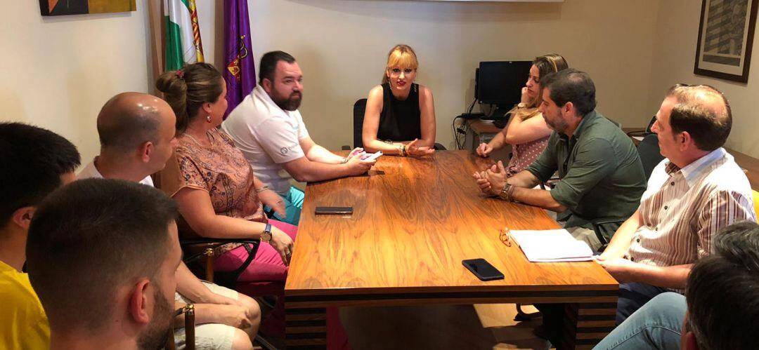 Reunión entre responsables de la concejalía de Mercados, con María Cantos al frente y miembros de la Junta Directiva del Mercado de San Francisco.