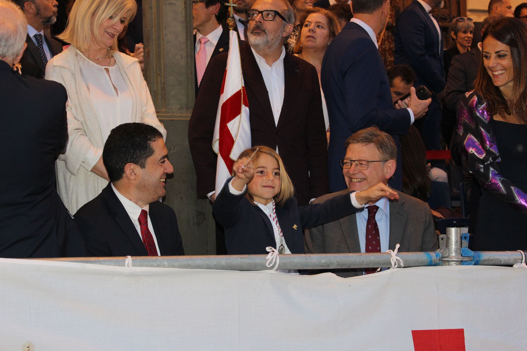 El Sant Jordiet, Nicolás Sánchez Linares, actuando de improvisado director junto al President de la Generalitat, Ximo Puig, y el alcalde de Alcoy, Toni Francés