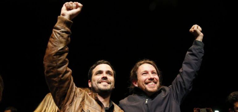 Los líderes de Podemos, Pablo Iglesias (d), y de Izquierda Unida, Alberto Garzón (i), el día que anunciaron el acuerdo