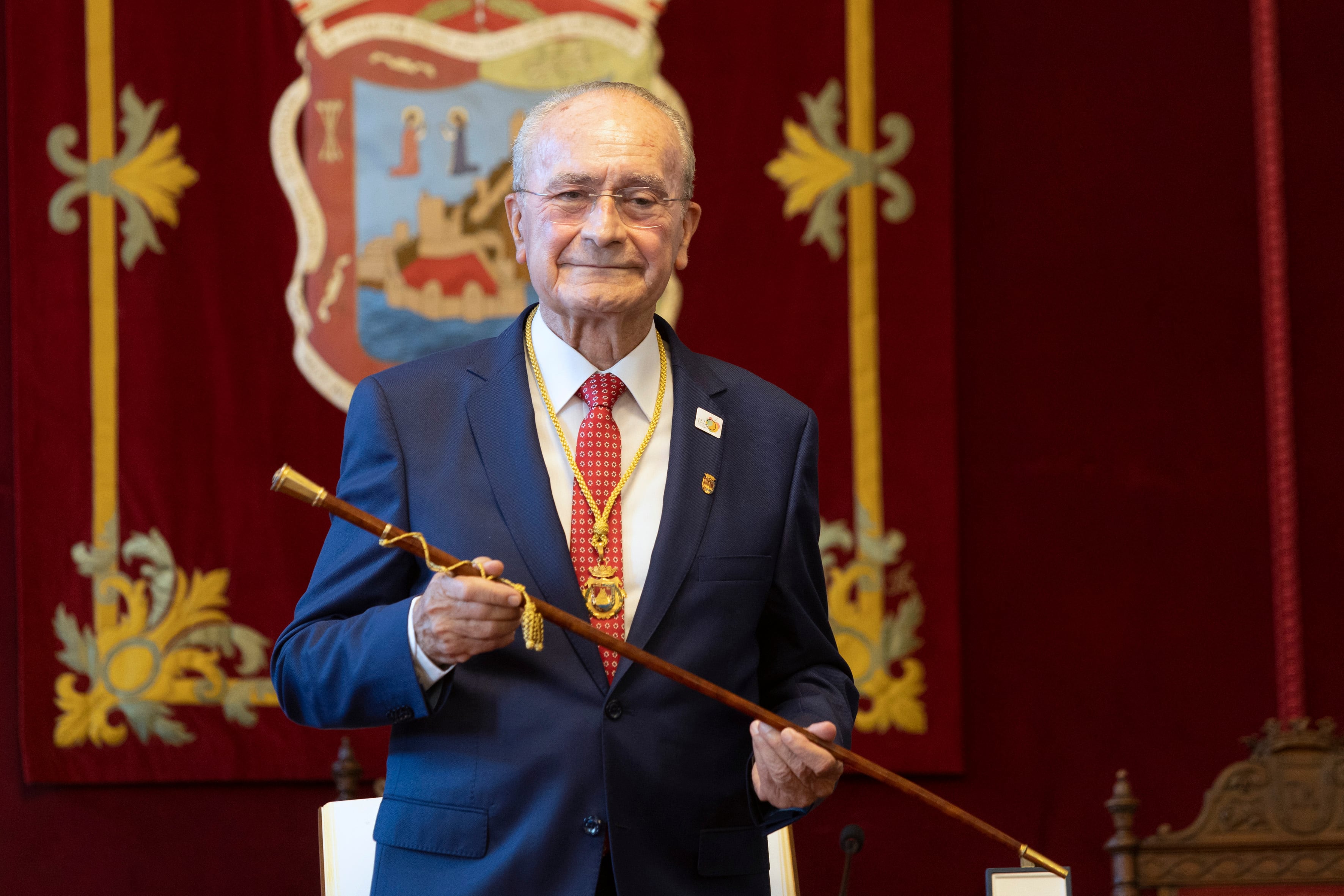 El reelegido alcalde de Málaga, Francisco de la Torre, posa con el bastón de mando durante el pleno constitutivo del Consistorio este sábado