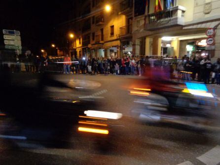 La rotonda junto al Ayuntamiento es uno de los puntos más concurridos para ver el desfila de las antorchas