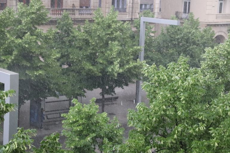 Una fuerte tormenta cayó este sábado en la capital aragonesa y colapsó los servicios de Policía Local y Bomberos