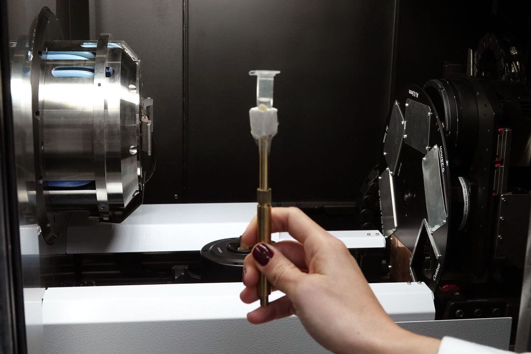 Gracias a un innovador equipo de tomografía de Rayos-X del SCAI han estudiado la hidratación de este material de forma más detallada para conseguir reducir su emisión de CO2