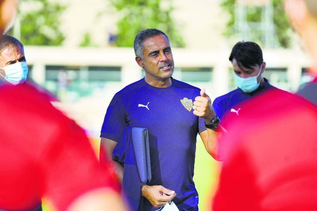 José Gomes dando una charla a los jugadores.