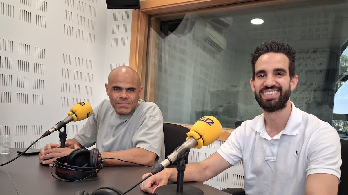 Charlamos con Adrián Imbernón, jefe de sección de Dermatología y Venereología en el Hospital Universitario Severo Ochoa de Leganés y junto a él, Chairo, paciente los últimos tres años.